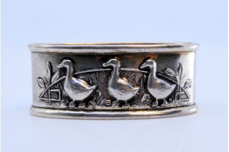 Argola de guardanapo em prata com relevos de três patos.